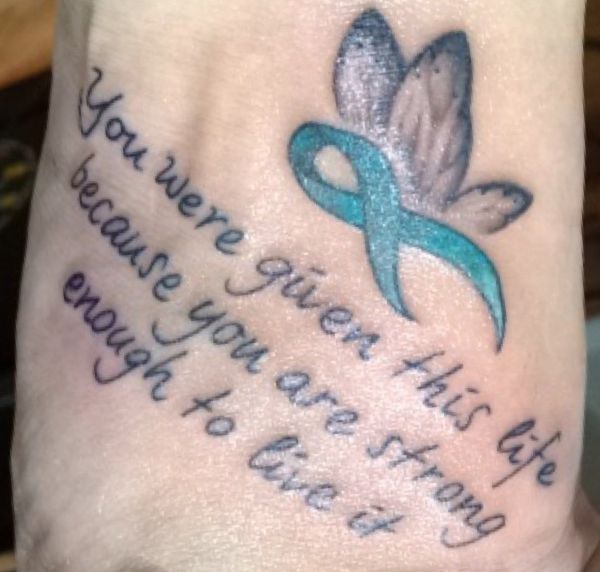 Design de tatuagem de borboleta de câncer de mama no pé 