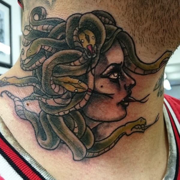 Medusa Tatuagem ao redor do pescoço dos homens 