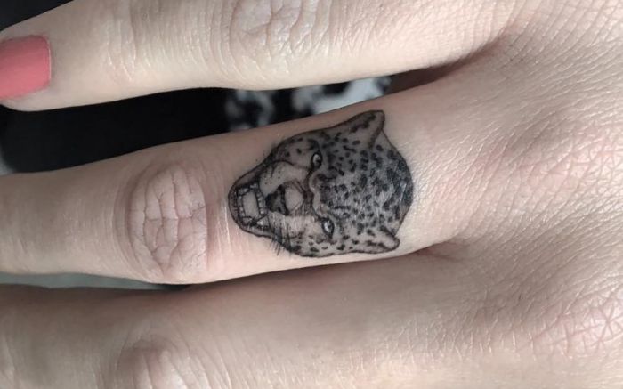 Design de cabeça de leopardo no dedo 