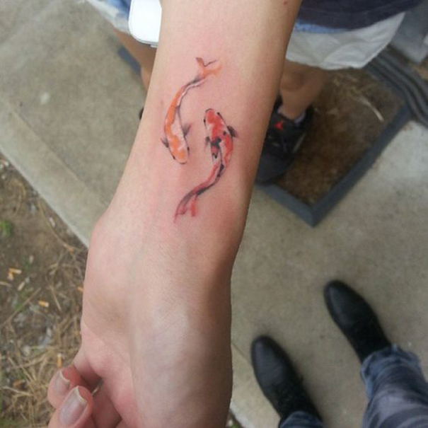 Tatuagem de zodíaco de peixes no pulso 