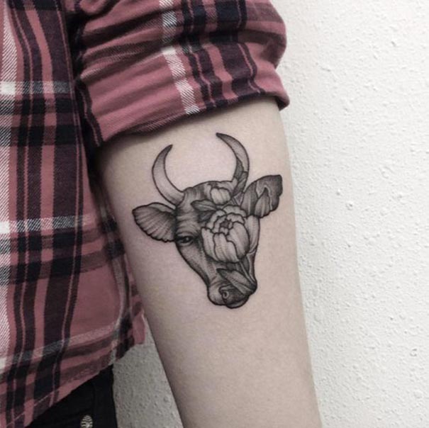 tatuagem de zodíaco taurus no braço 