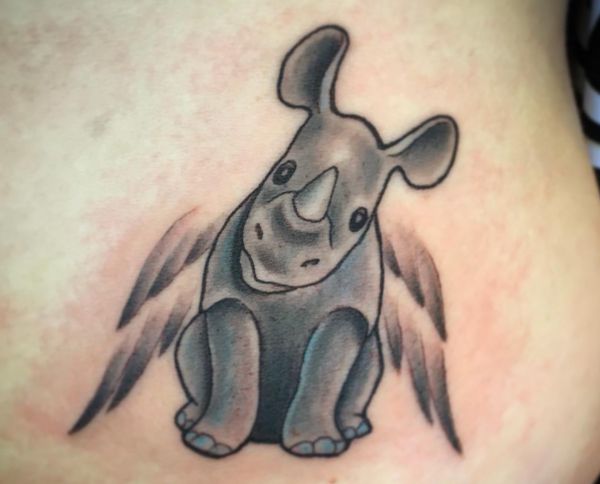 Tatuagem de rinoceronte de bebê com asas de design na barriga para as mulheres 
