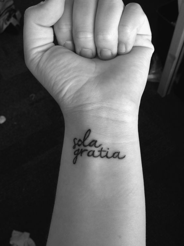 tatuagem no pulso: citação em latim 