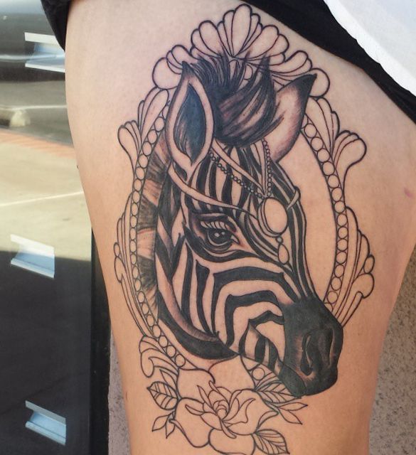 Design de zebra com flor na perna para as mulheres 