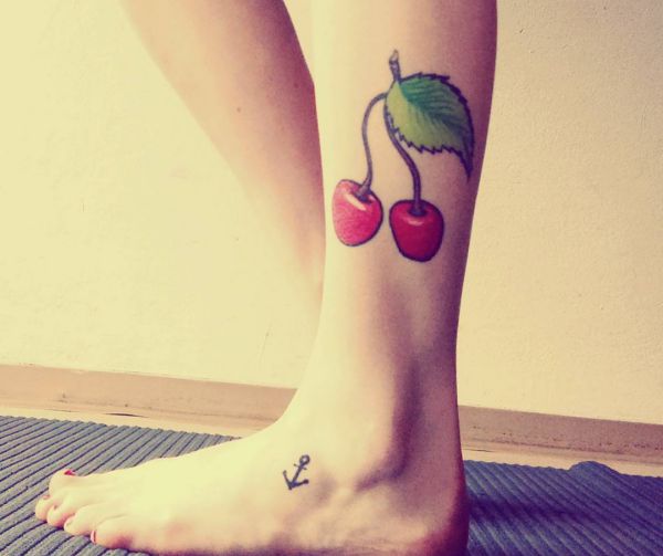 Tatuagem de cereja na parte inferior da perna 