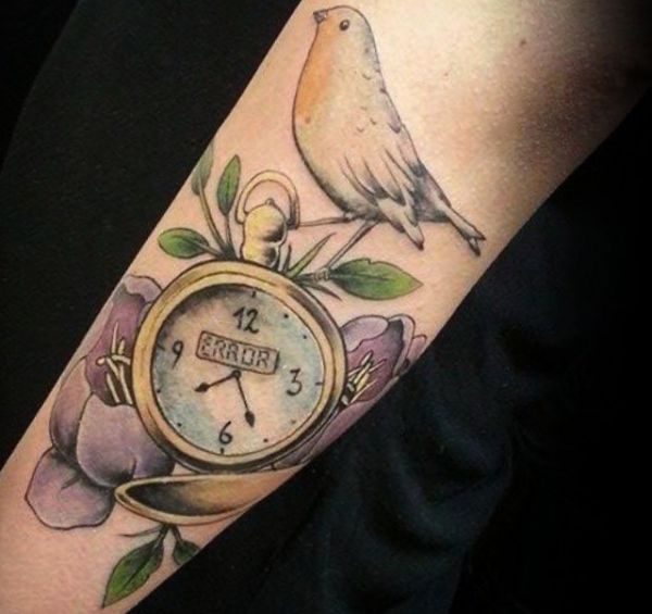 Assista tatuagem com pássaros e flores no antebraço 
