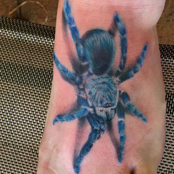 Tatuagem de tarântula no pé azul