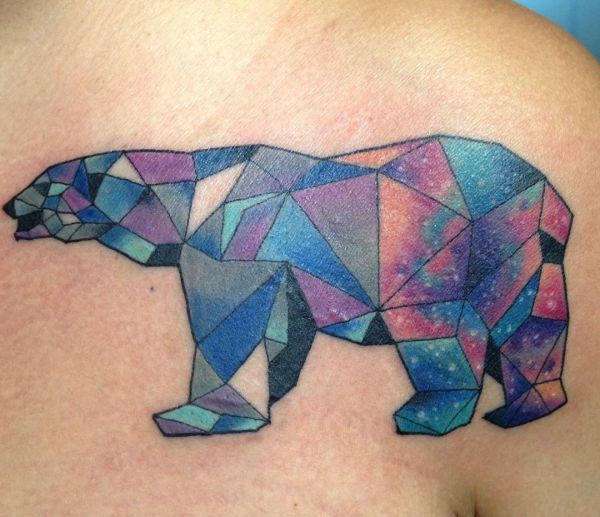 Tatuagem de urso polar de origami colorido no peito 