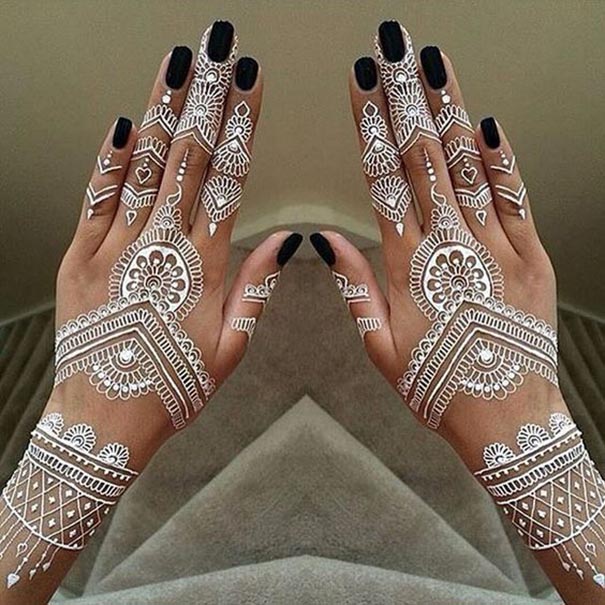 tatuagem de henna nupcial na mão 