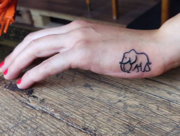Pequena tatuagem de elefante no lado da mão 