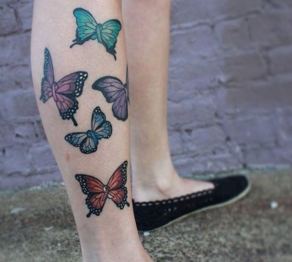Desenho de borboleta colorida na perna 