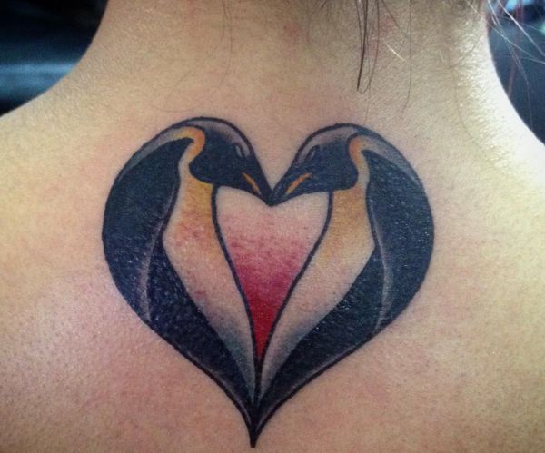 Heart Tattoo Design de dois pinguins no pescoço 
