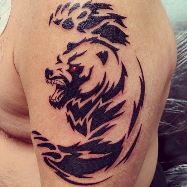 Tatuagem de urso tribal no braço 
