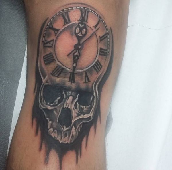 Relógio de tatuagem com desenho de caveira 