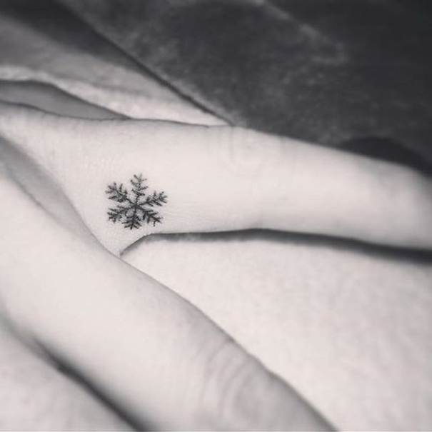 tatuagem de floco de neve no dedo 