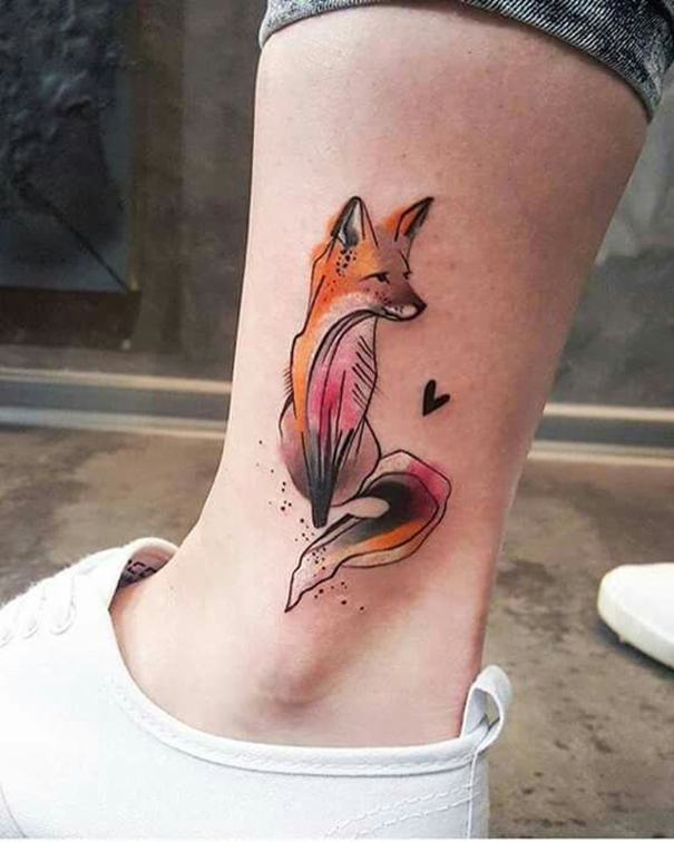 tatuagem de raposa a pé 
