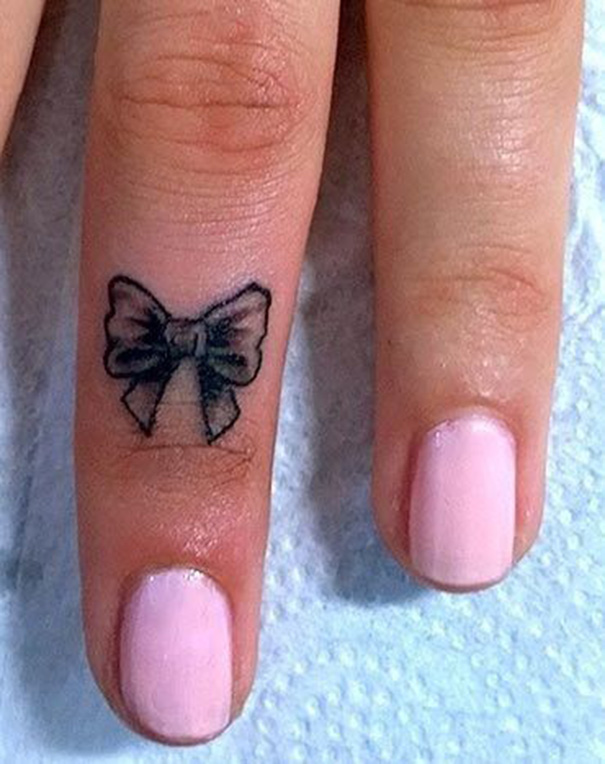 tatuagem de arco no dedo 