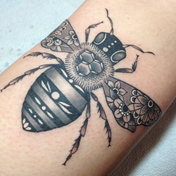 Significados do tatuagem de abelha linda 33 