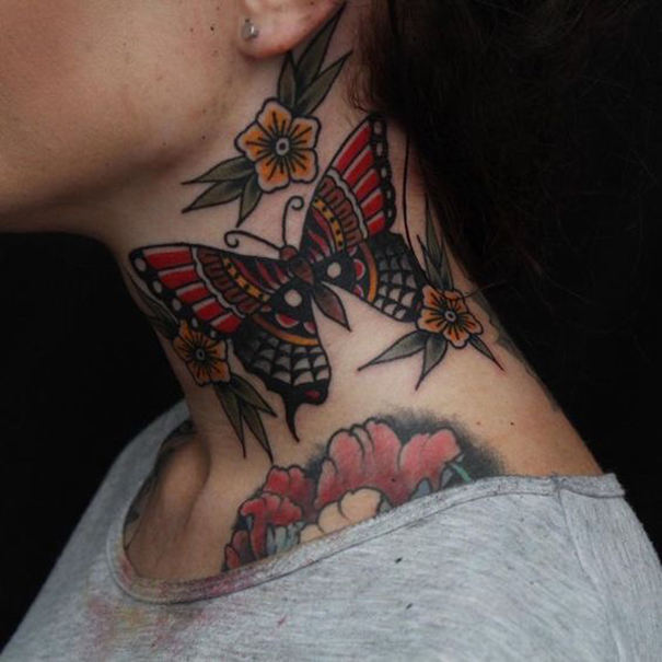 tatuagem de borboleta louca no pescoço 