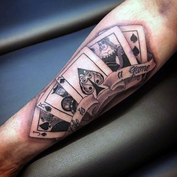 jogando cartas tatuagem no braço 