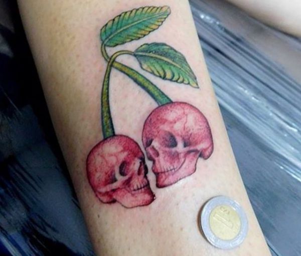 Crânio tatuagem de cereja 