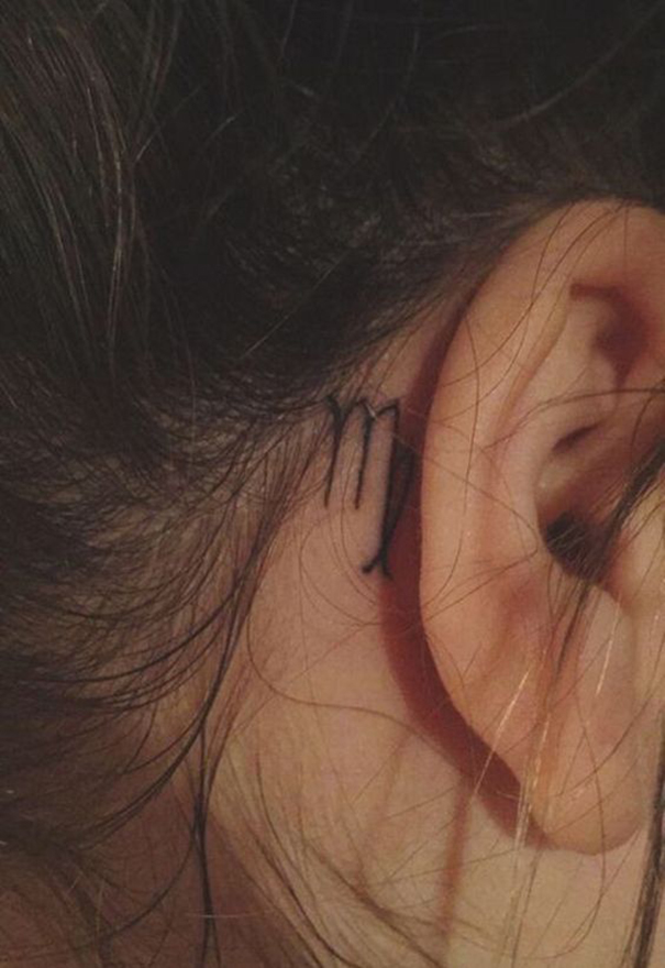 tatuagem de virgem zodíaco atrás da orelha 