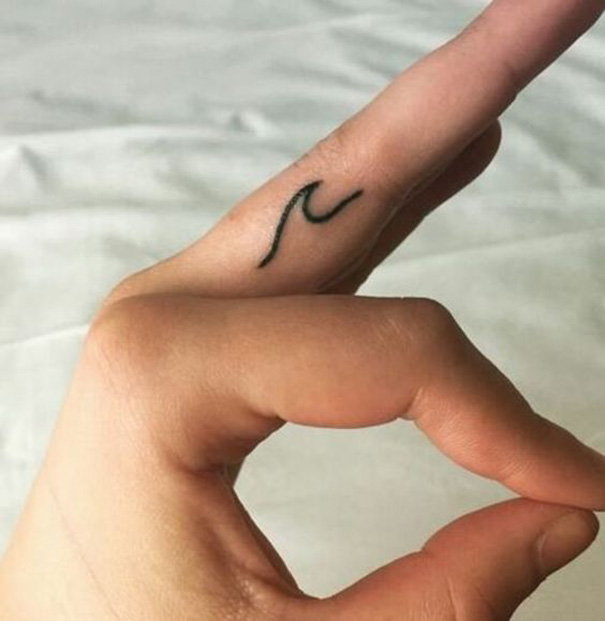 tatuagem de onda no dedo 