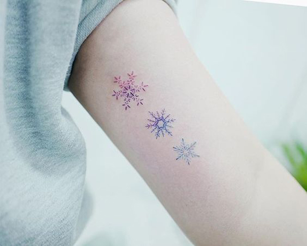 tatuagem de floco de neve no braço 