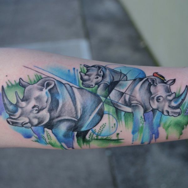 Desenho de tatuagem rinoceronte aquarela no braço 
