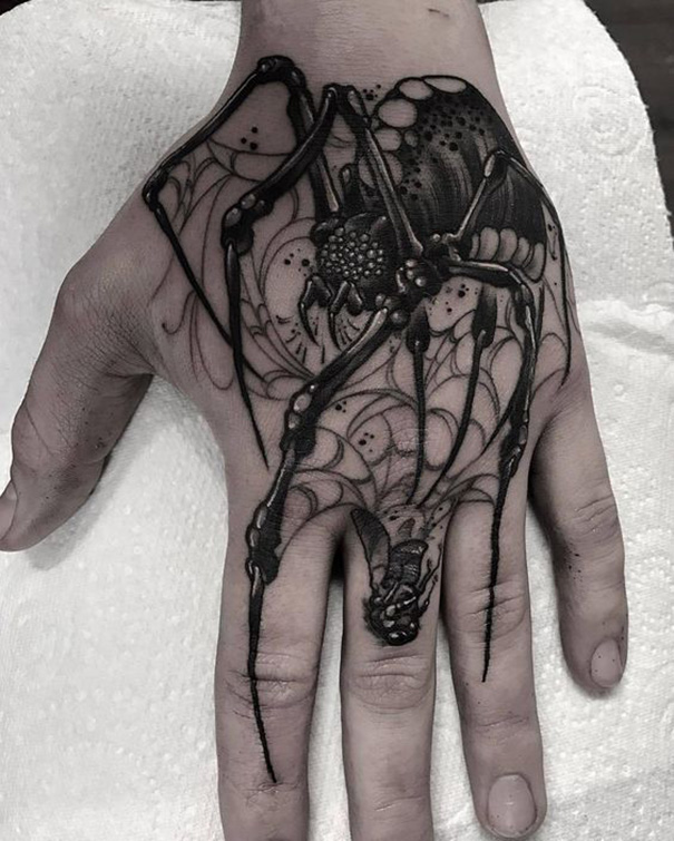 tatuagem de aranha na mão 