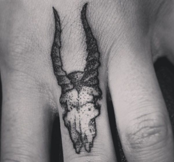 Tatuagem de caveira gazela no dedo 