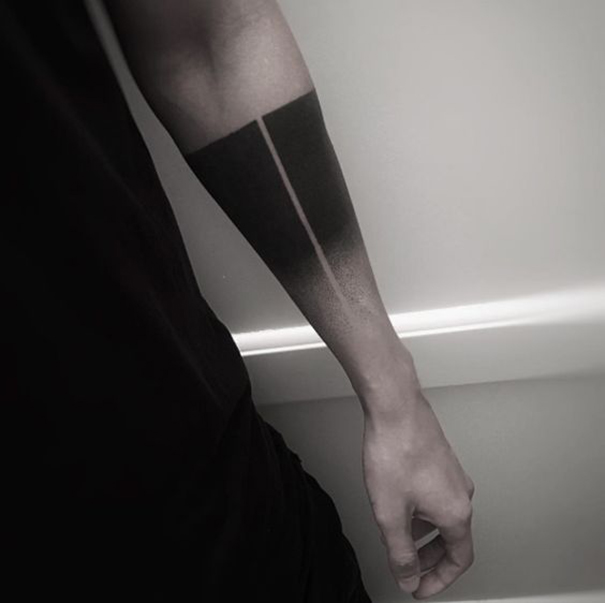 tatuagem de blackwork no braço 