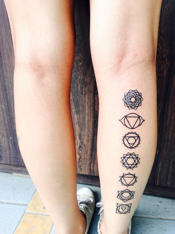 tatuagem de chakra a pé 