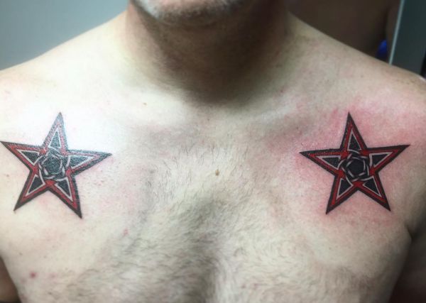 Dois estrela celta tatuagem na clavícula 