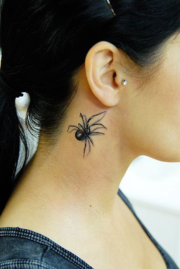 tatuagem de aranha atrás da orelha 