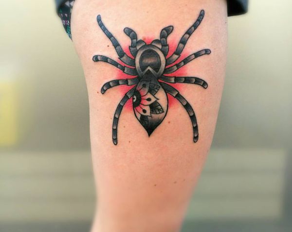 Desenho de aranha na coxa