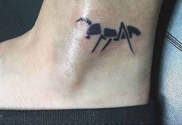 Tatuagem de formiga no tornozelo 