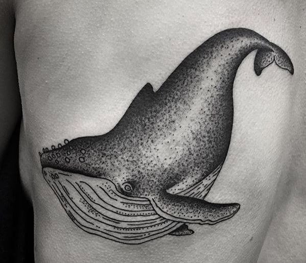 Tatuagem de baleia nas costas 