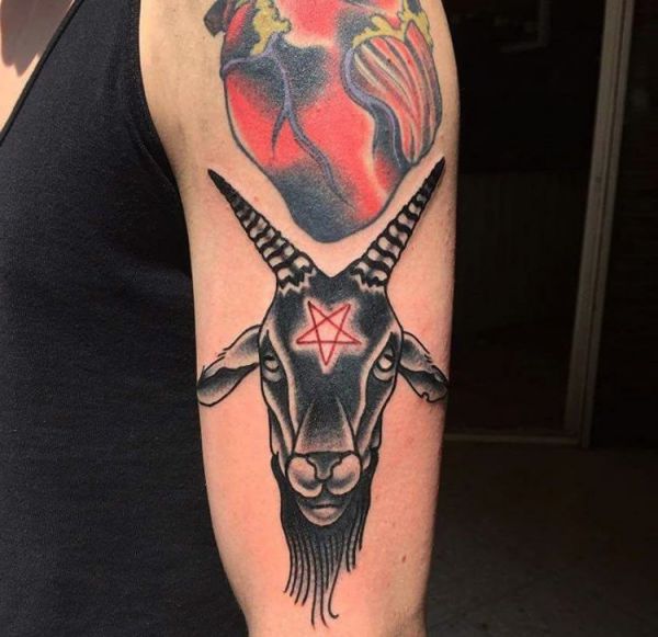 Tatuagem de pentagrama e cabra no braço 