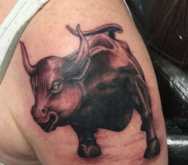 Design de touro de tatuagem no braço 