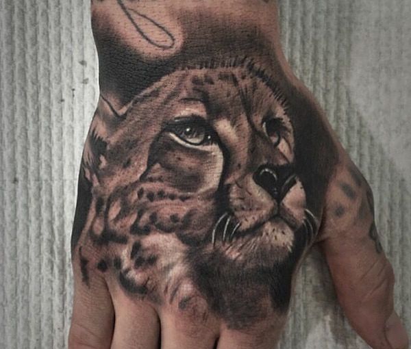 Cheetah Realistic na mão preto 