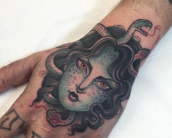 Tatuagem de Medusa na mão 