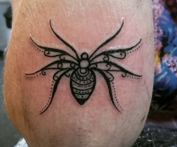 Desenho de aranha no cotovelo preto