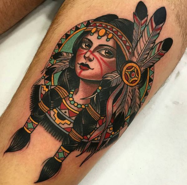 Garota indiana tatuagem na perna 