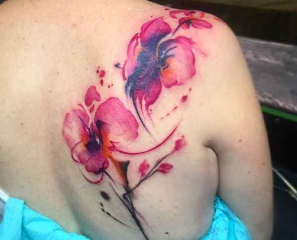 Desenho de tatuagem de orquídea aquarela na escápula 