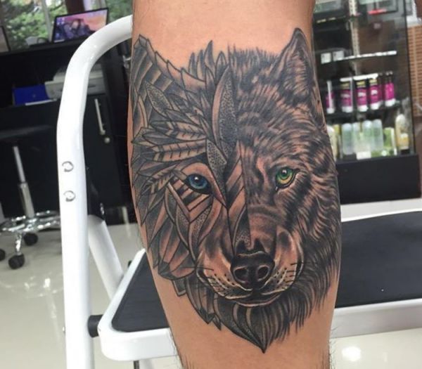 Tatuagem de cabeça de lobo abstrata na perna 