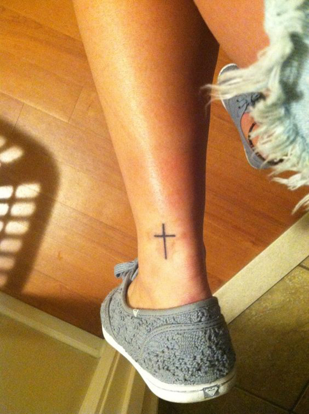 tatuagem cruzada a pé 