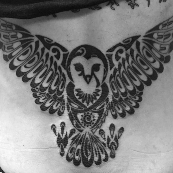 Tatuagem de coruja tribal nas costas 