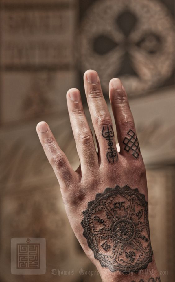 tatuagem tibetana na mão 