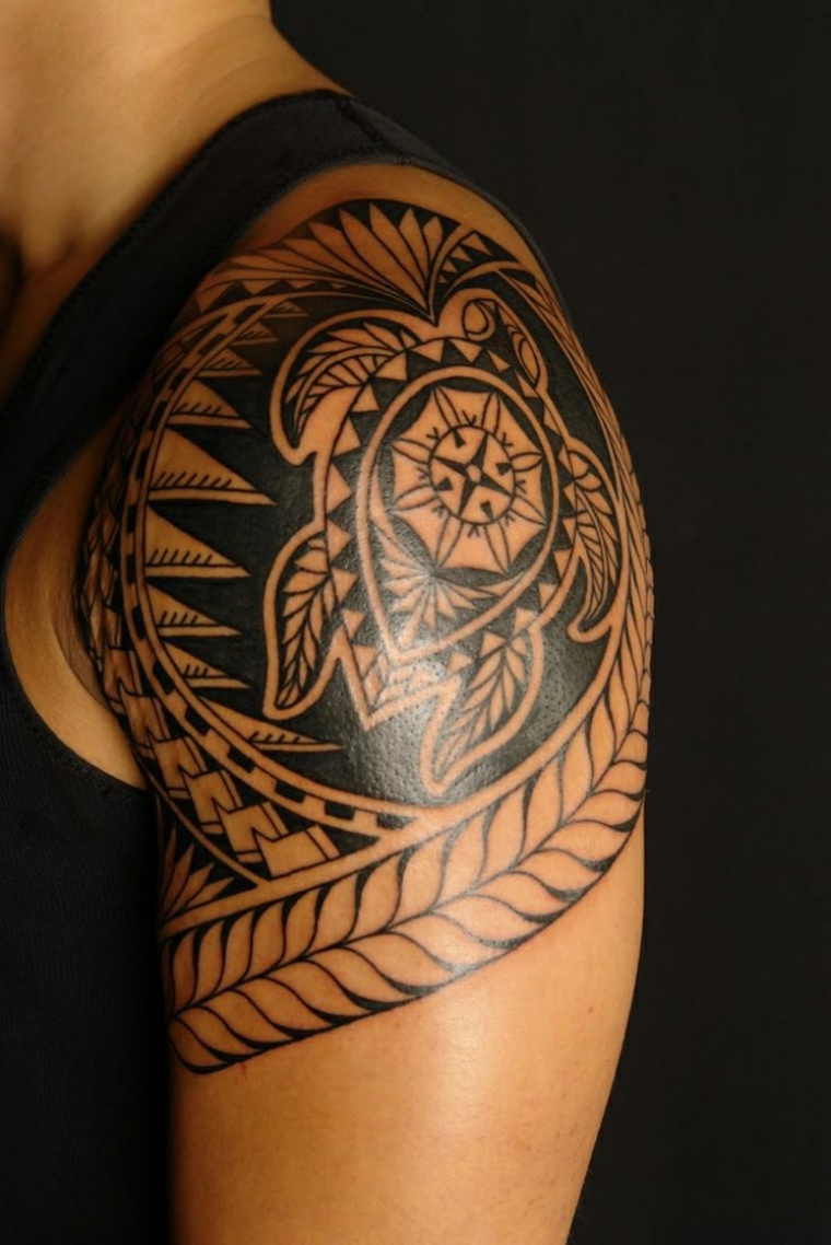 Tatuagem de ombro polinésia 